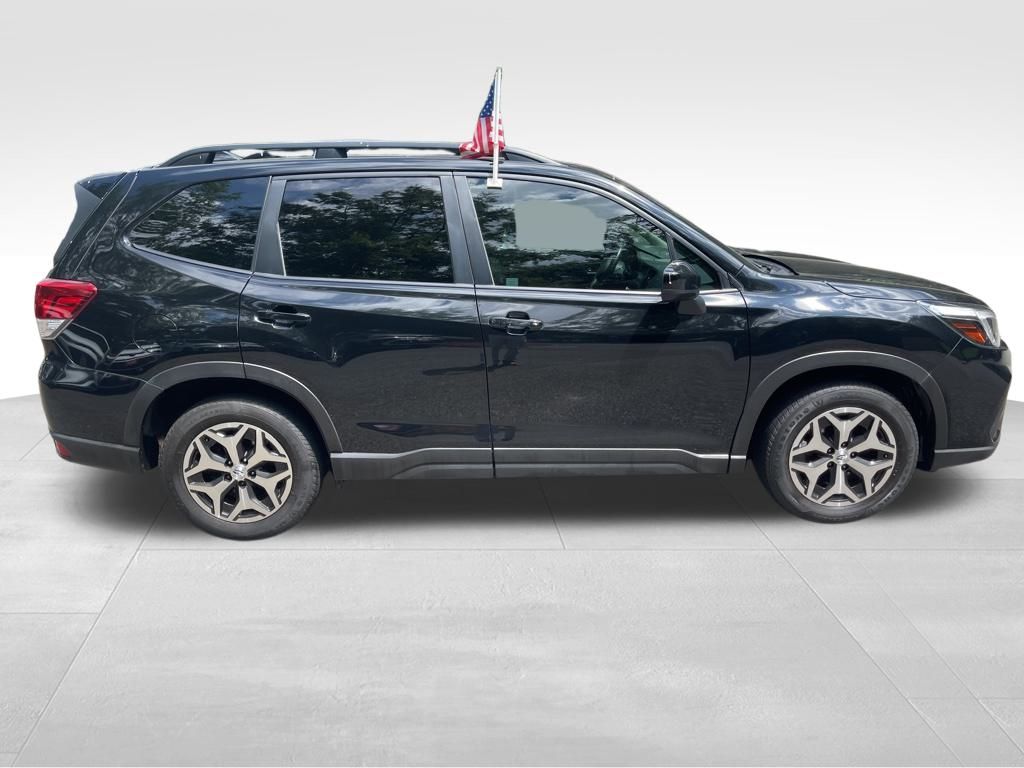 2021 Subaru Forester Premium photo 8