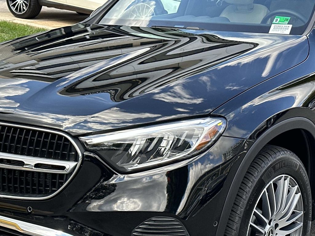 2024 Mercedes Benz GLC 300 photo 2