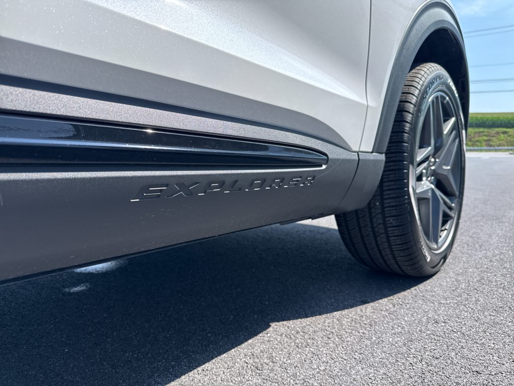 2025 Ford Explorer ST-Line photo 5