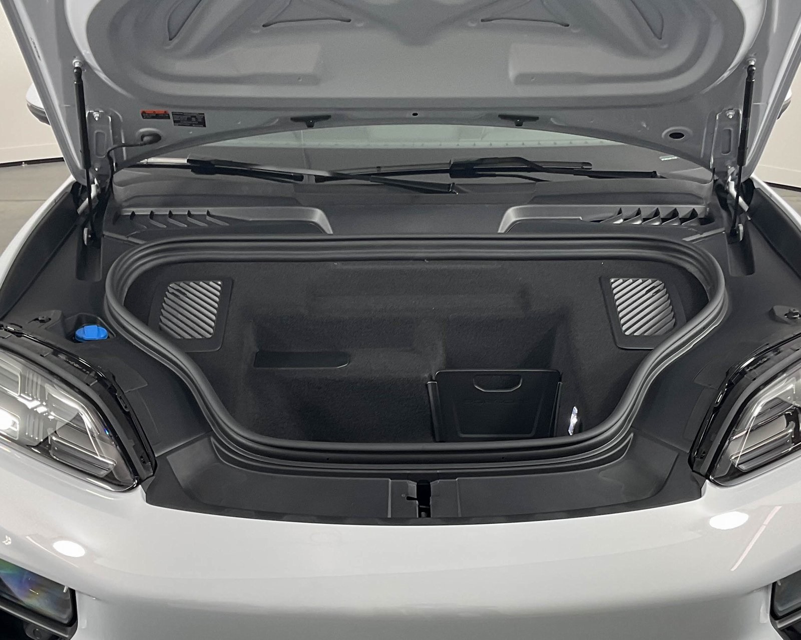 2025 Porsche Macan Electric photo 28