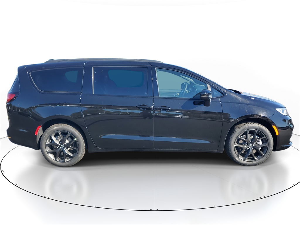 2026 Chrysler Pacifica photo 4