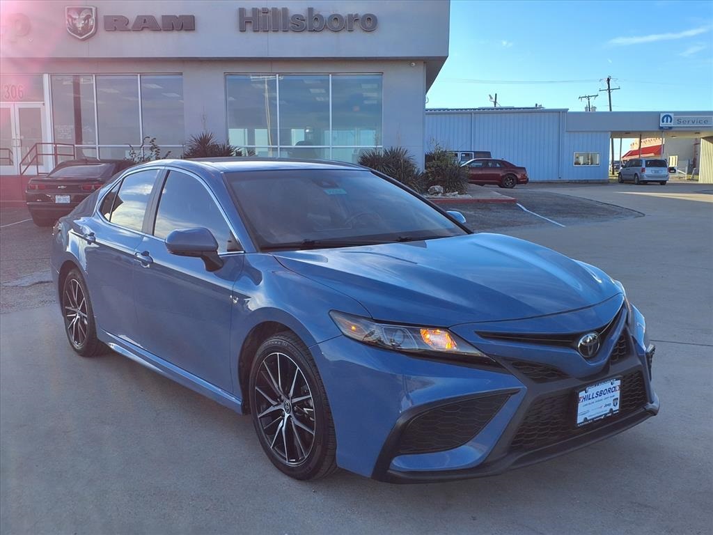 2024 Toyota Camry SE's photo