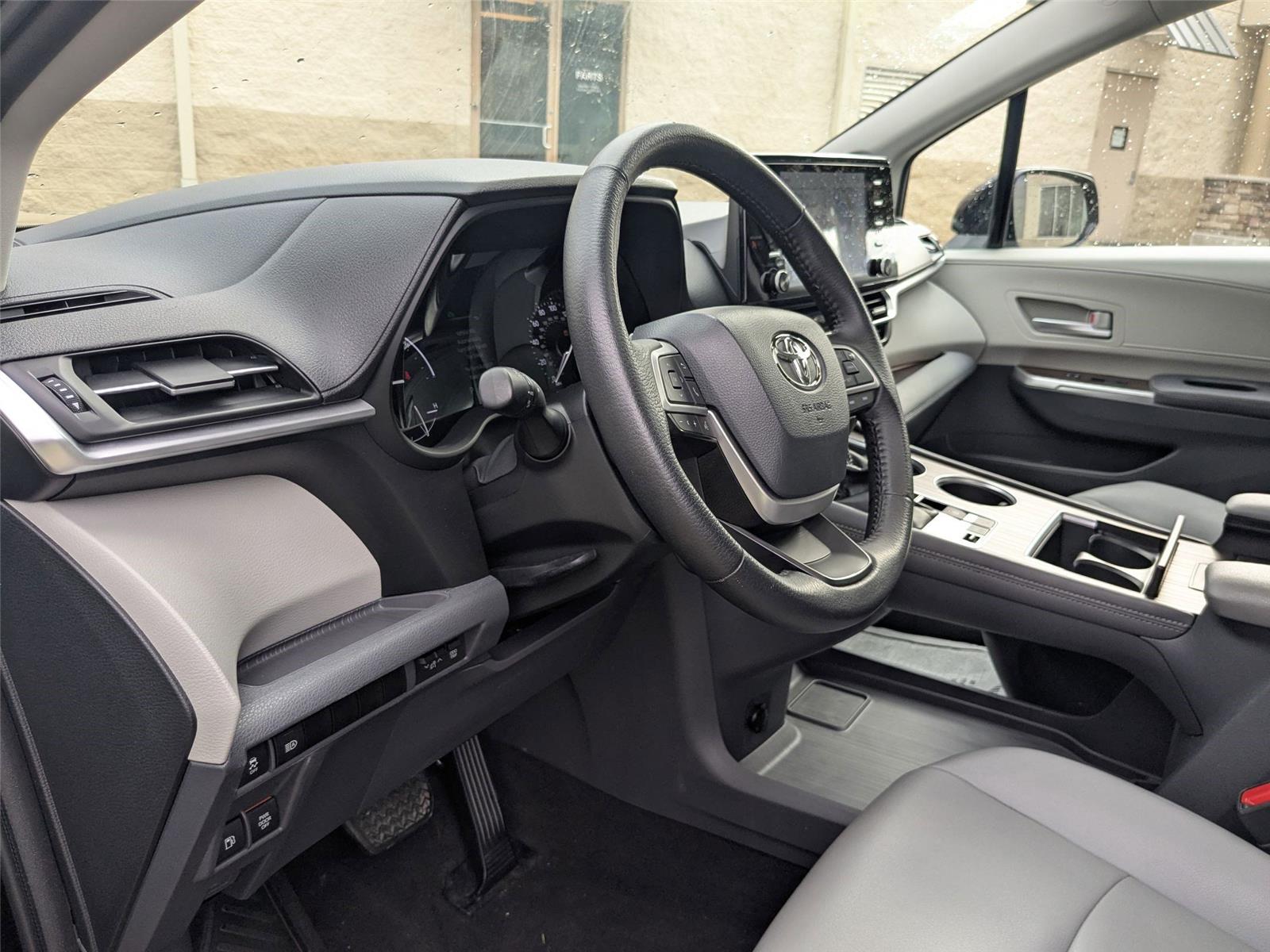 2021 Toyota Sienna XLE photo 8