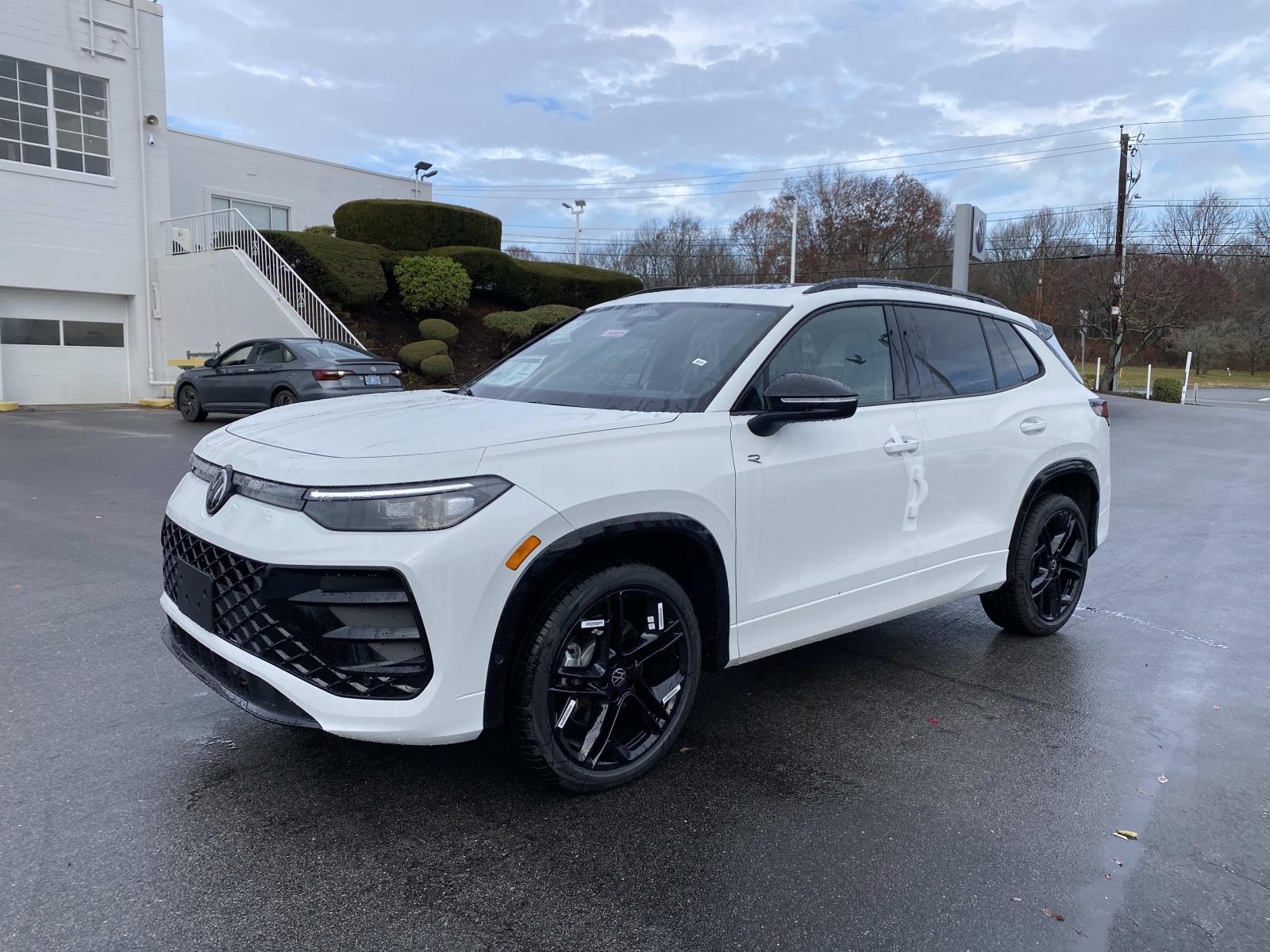 2026 Volkswagen Tiguan SE R-LINE BLACK's photo