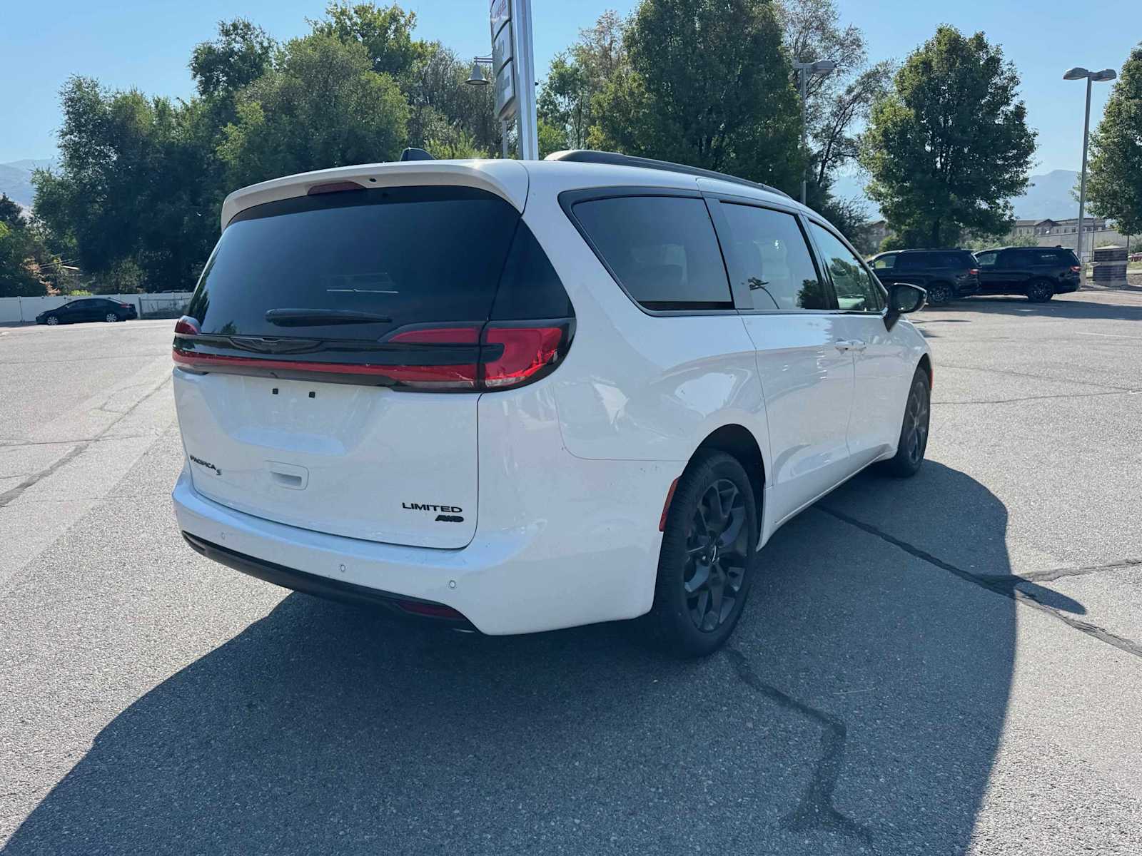 2025 Chrysler Pacifica Limited photo 4