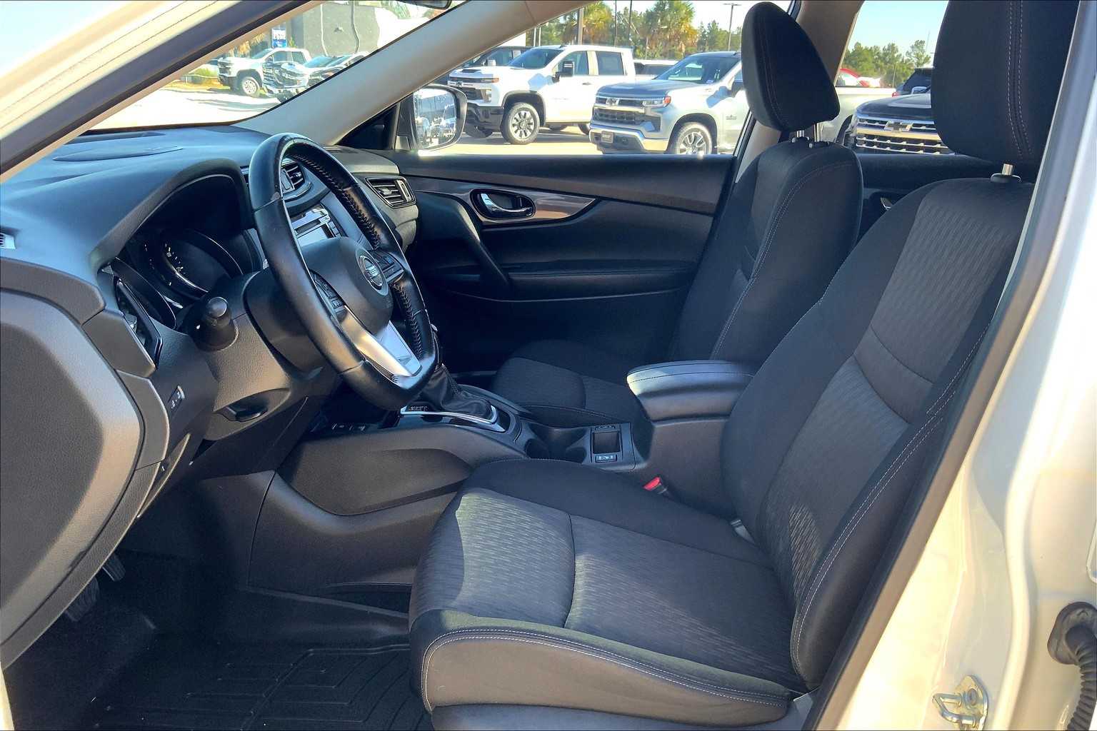 2020 Nissan Rogue SV photo 7