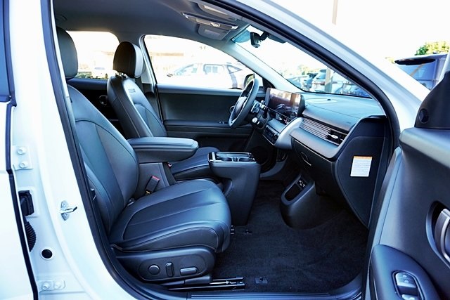 Used 2025 White Hyundai SEL image 10