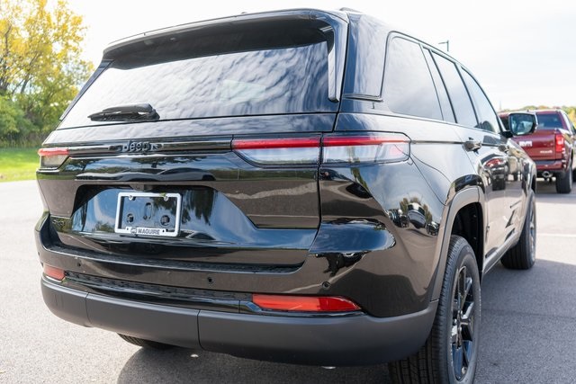 2025 Jeep Grand Cherokee Laredo Altitude photo 2