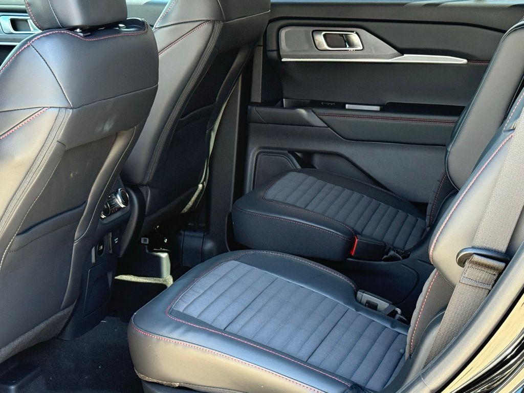 2025 Ford Explorer ST-Line photo 4