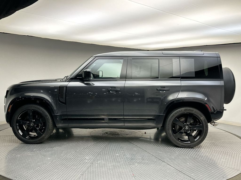 2025 Land Rover Defender 110 V8 photo 2