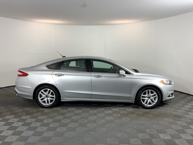 2016 Ford Fusion SE photo 4