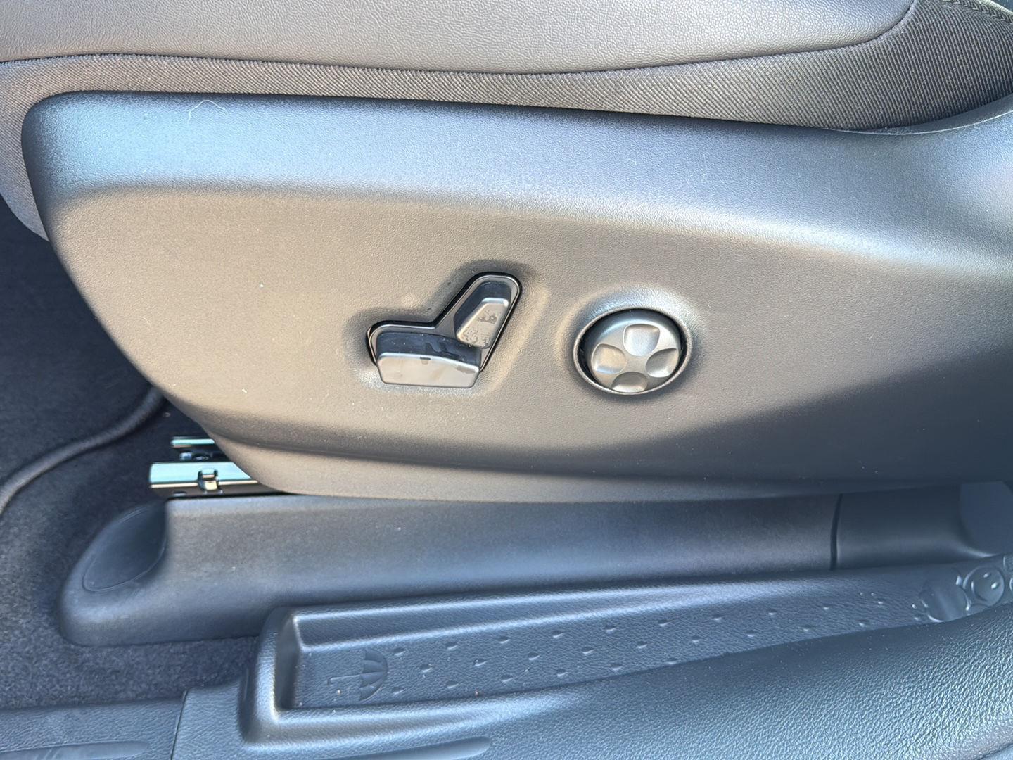 2026 Chrysler Pacifica photo 8