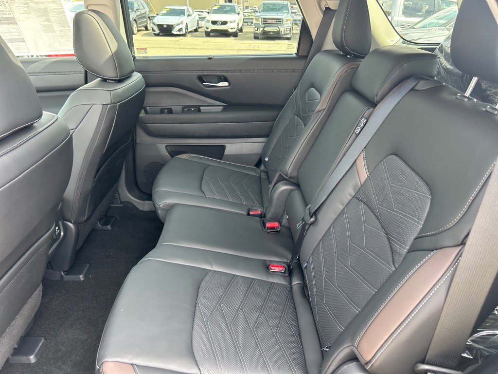 2025 Nissan Pathfinder Platinum photo 2