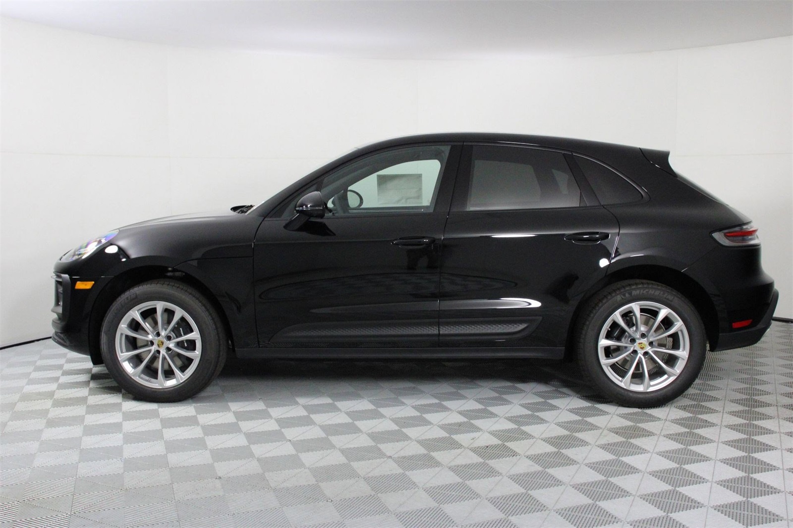 2025 Porsche Macan T photo 2