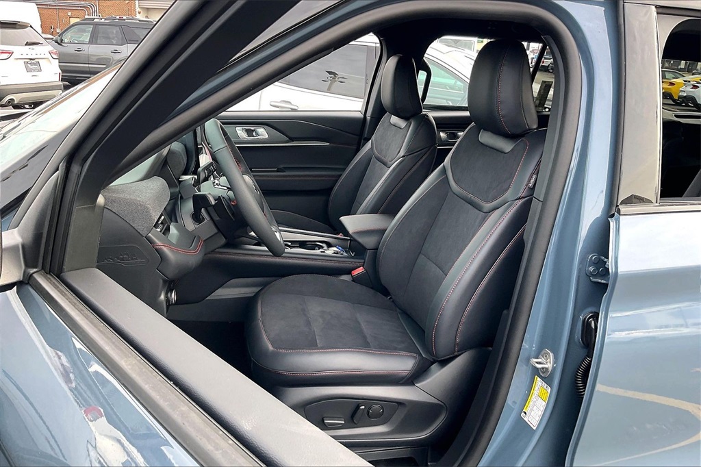 2026 Ford Explorer ST photo 3