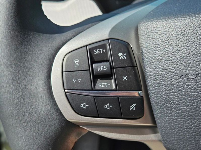 2025 Ford Explorer photo 18