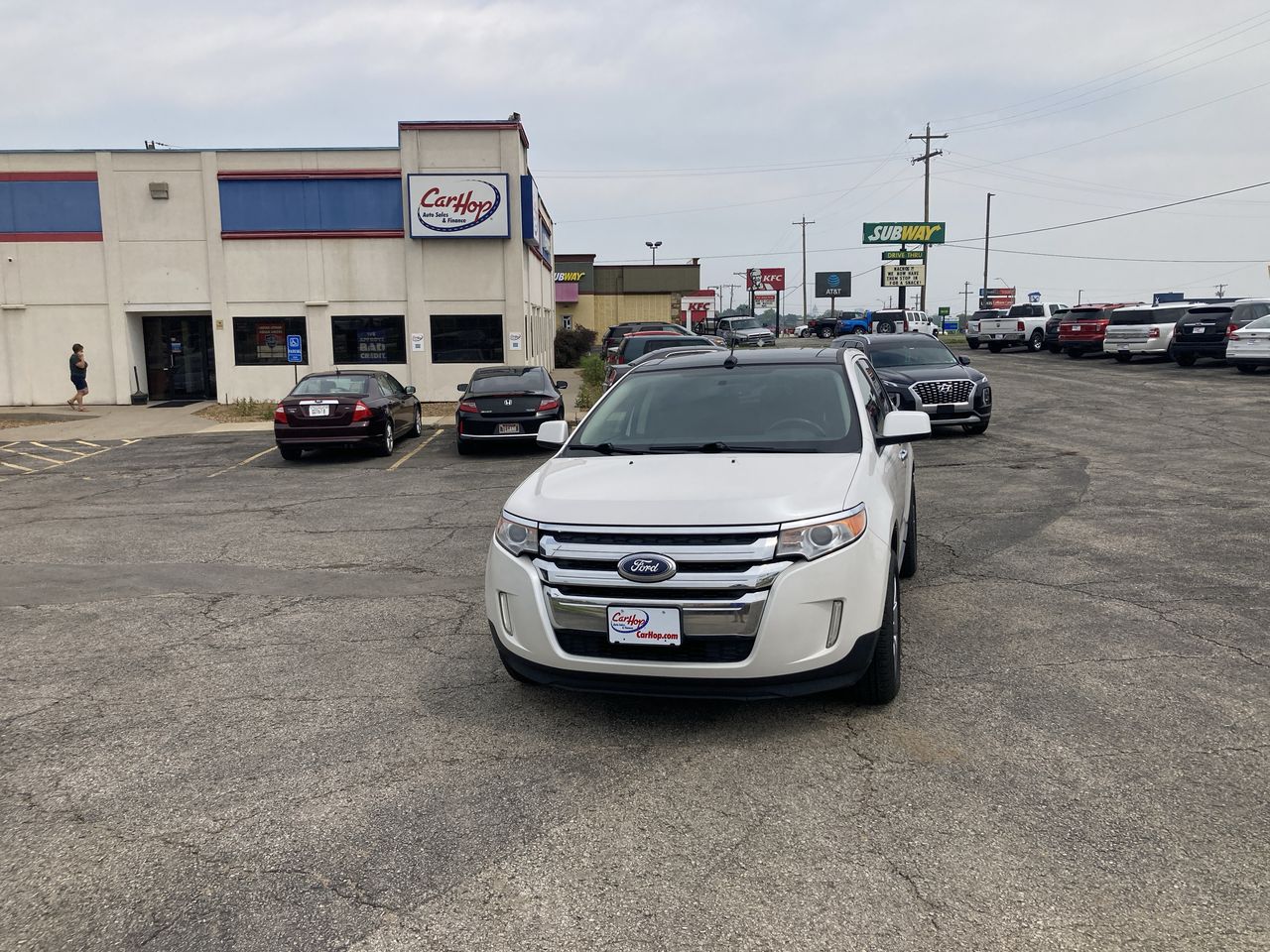 Used 2011 White Ford SLE image 1