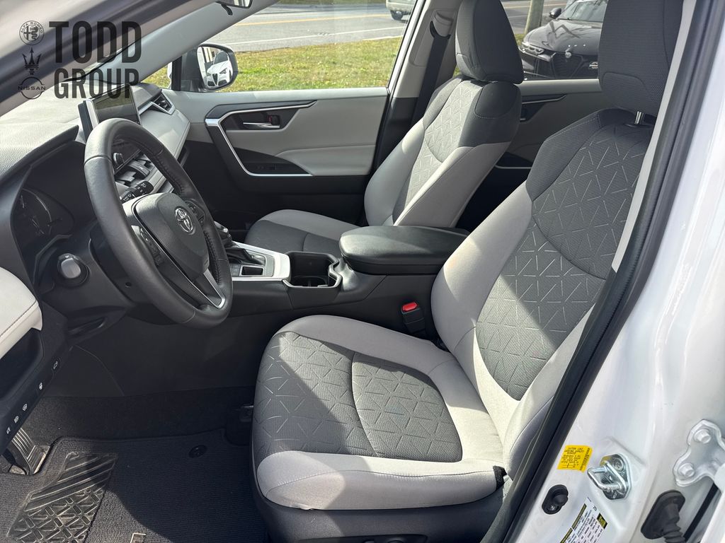 2023 Toyota RAV4 XLE photo 9