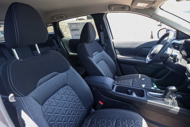 2025 Nissan Kicks SV photo 19