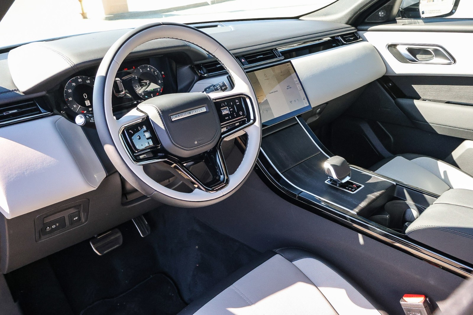 2026 Land Rover Range Rover Velar SE photo 12