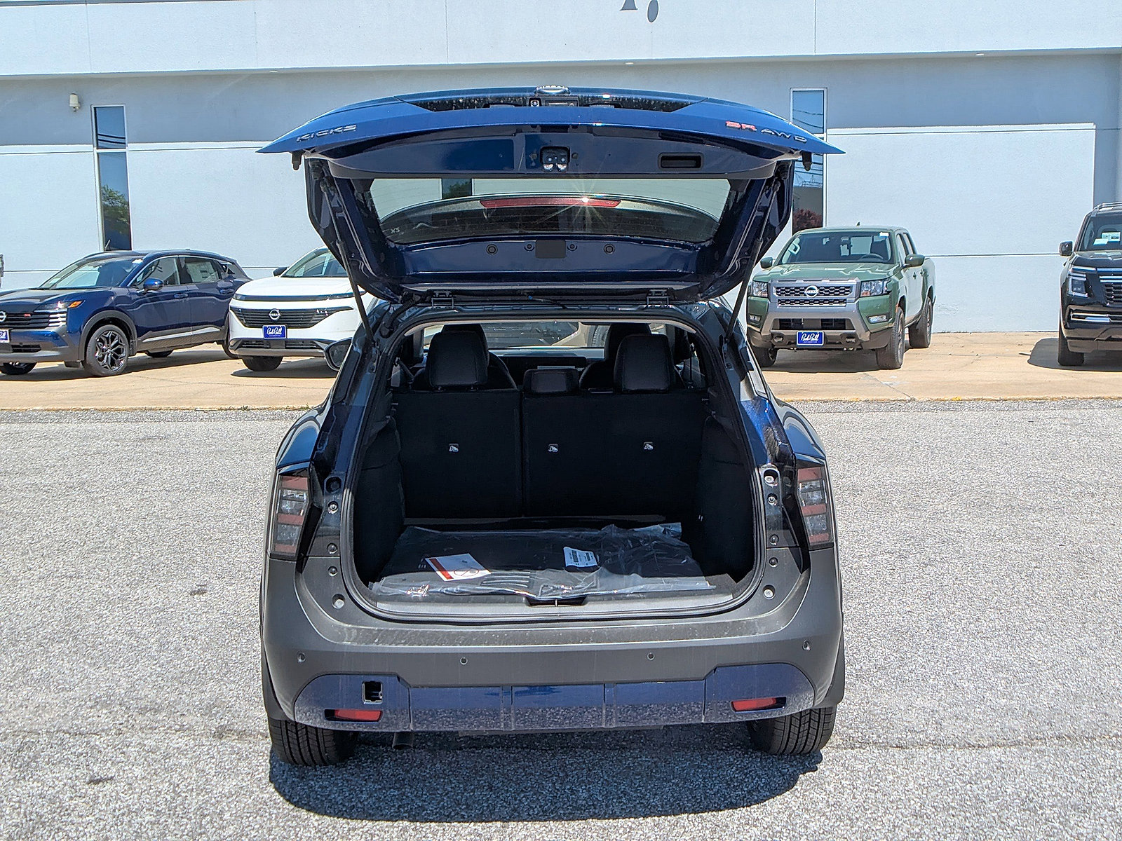 2025 Nissan Kicks SR photo 25
