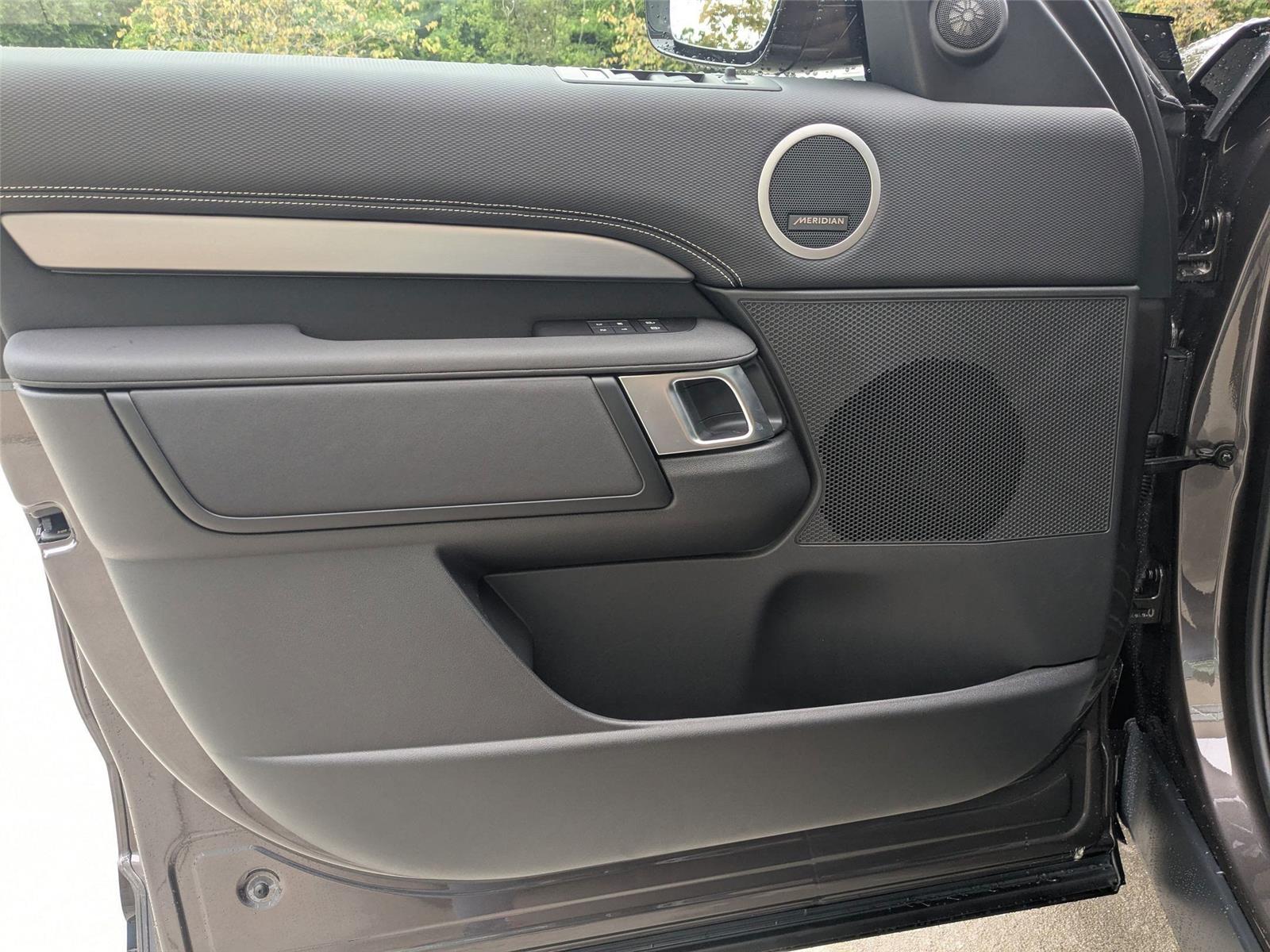 2025 Land Rover Discovery SE photo 11