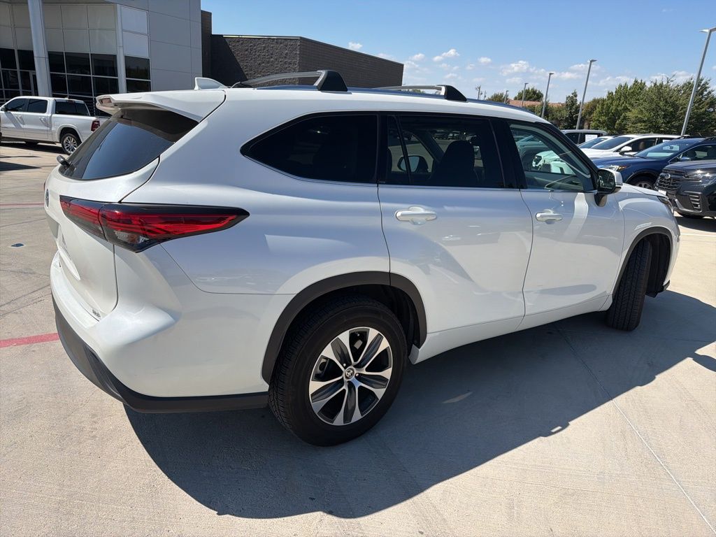 2020 Toyota Highlander XLE photo 3