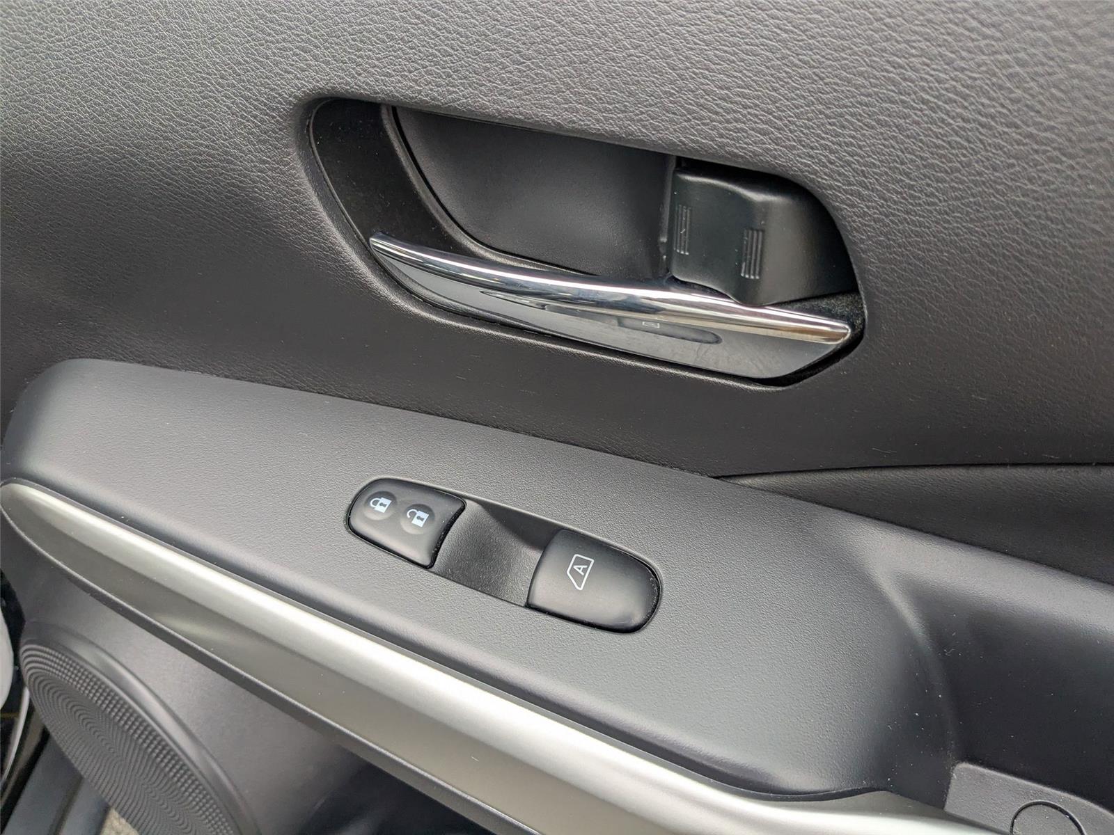2019 Nissan Kicks SR photo 31
