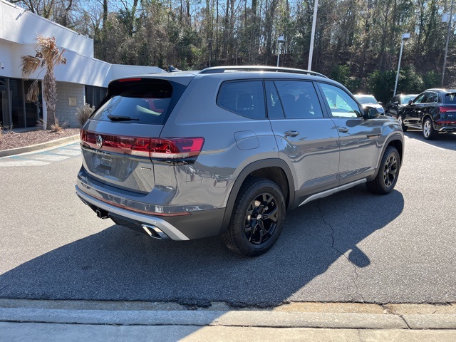 2025 Volkswagen Atlas Peak Edition SE photo 3