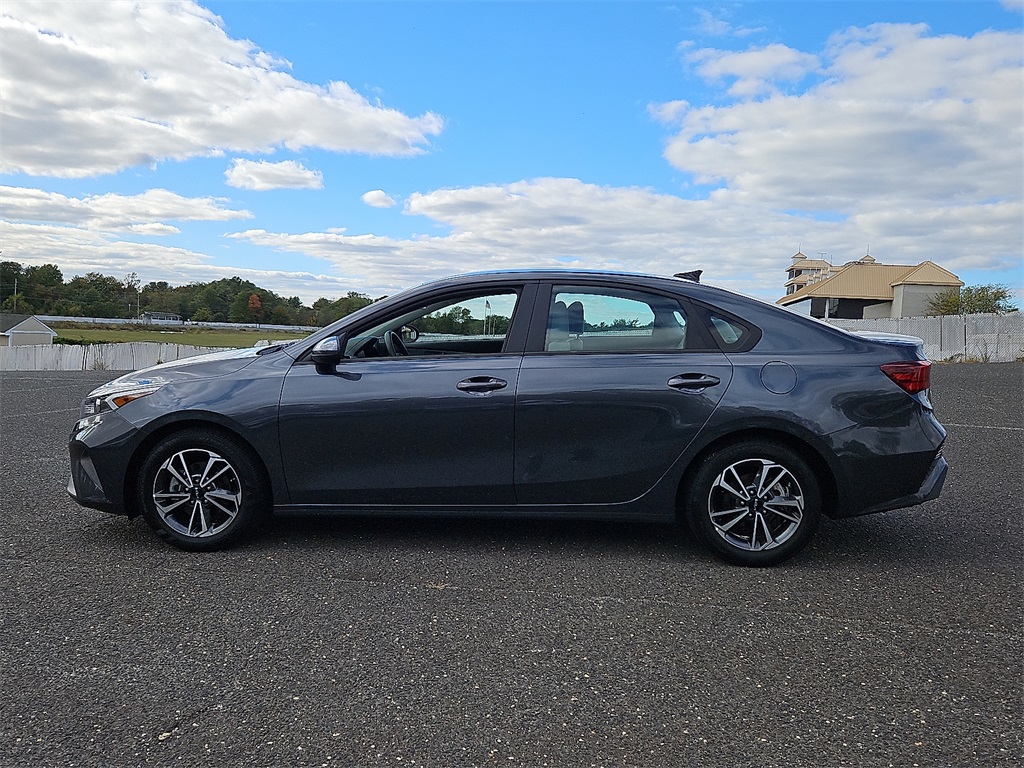 2023 Kia Forte LXS photo 4