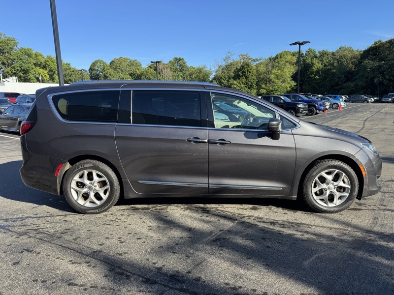 2019 Chrysler Pacifica Touring Plus photo 2