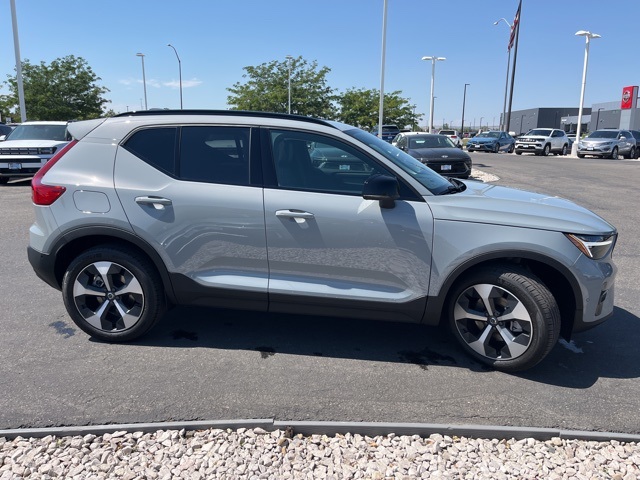 2026 Volvo XC40 Plus photo 6