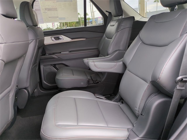 2025 Ford Explorer photo 13