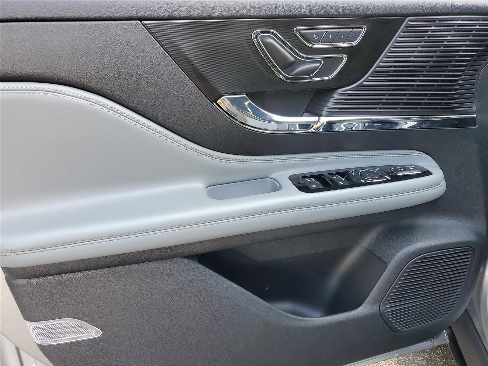 2022 Lincoln Corsair Standard photo 16