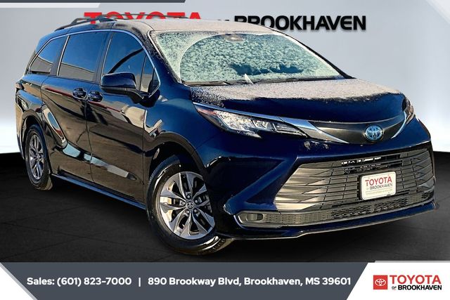 2023 Toyota Sienna LE's photo