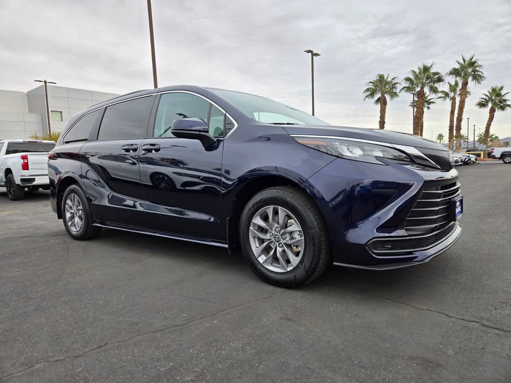 2024 Toyota Sienna LE's photo