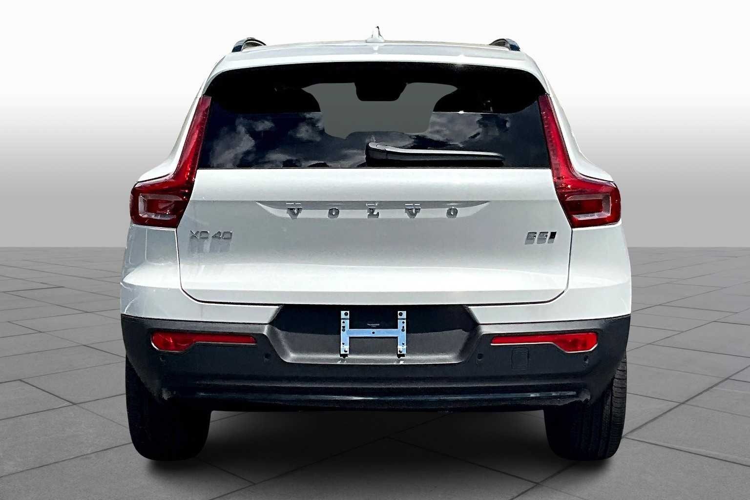 2026 Volvo XC40 Plus photo 4