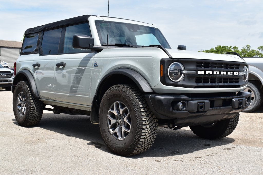 2023 Ford Bronco Black Diamond photo 3