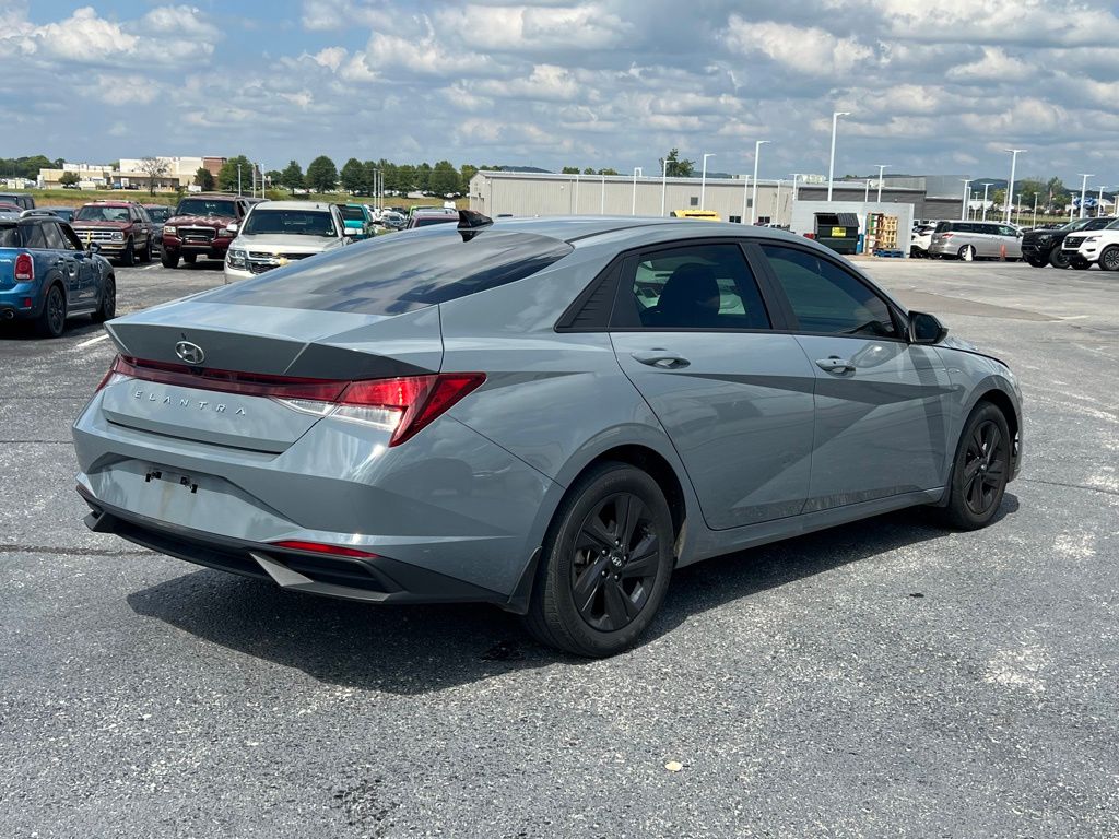2022 Hyundai Elantra SEL photo 4
