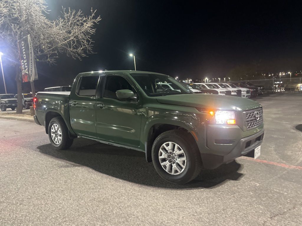 2022 Nissan Frontier SV's photo