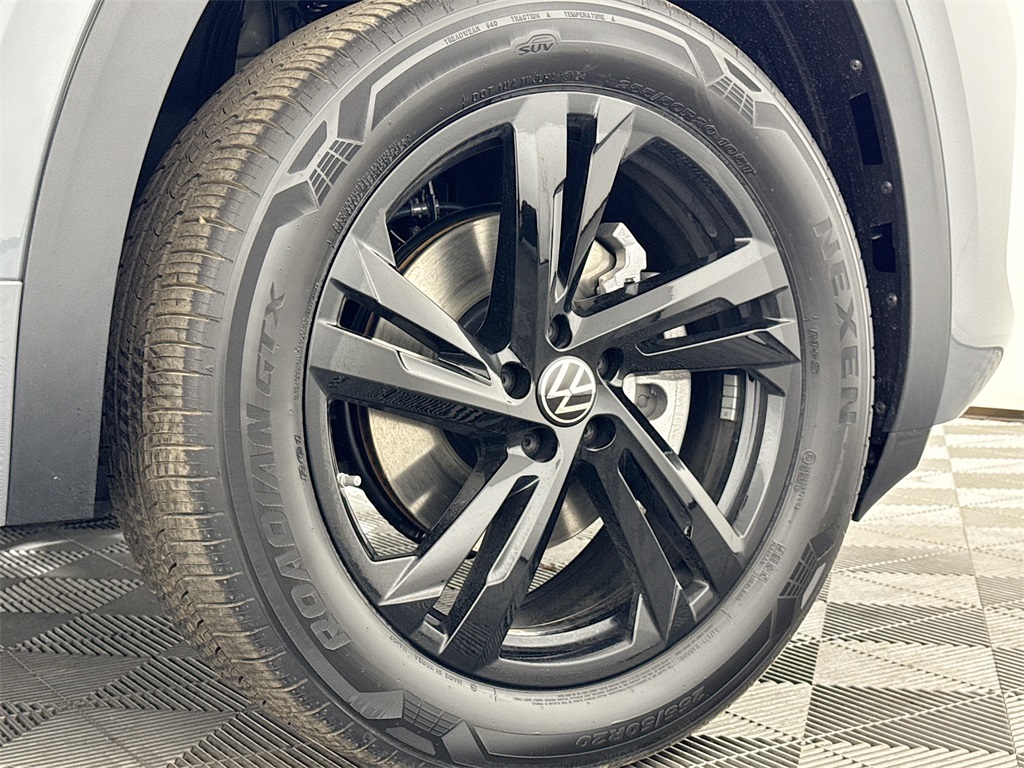 2025 Volkswagen Atlas Cross Sport SEL R-Line photo 19