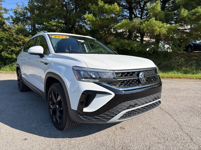 2023 Volkswagen Taos SE photo 2