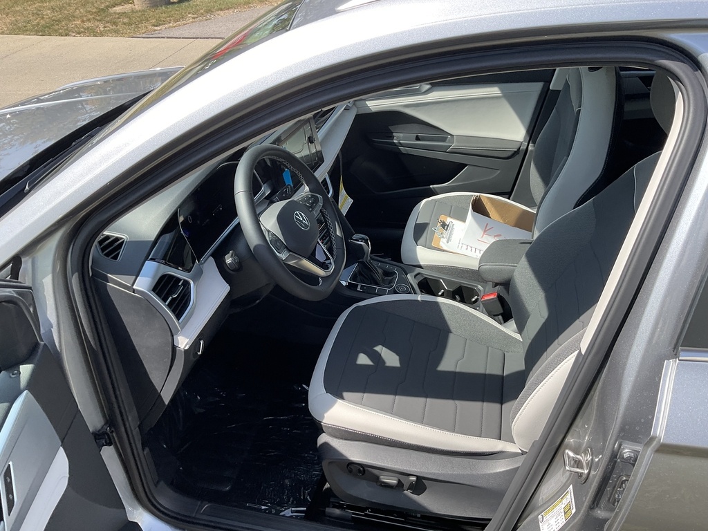 2025 Volkswagen Taos SE photo 3