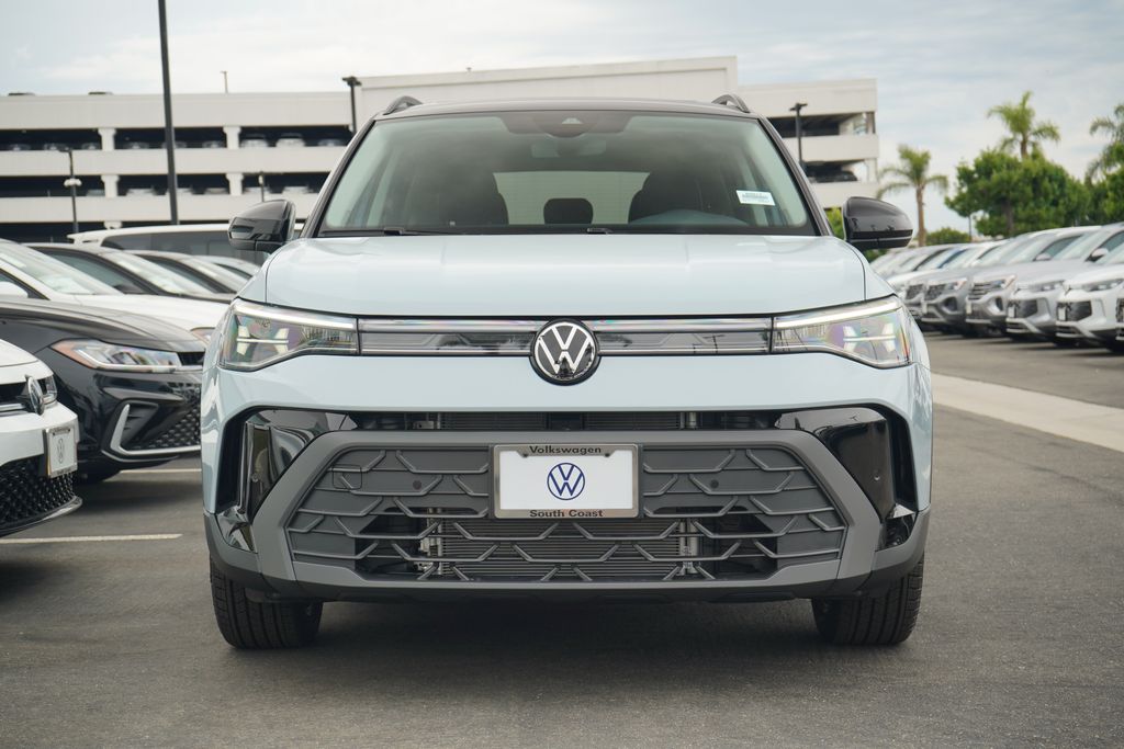 2025 Volkswagen Taos SE photo 2