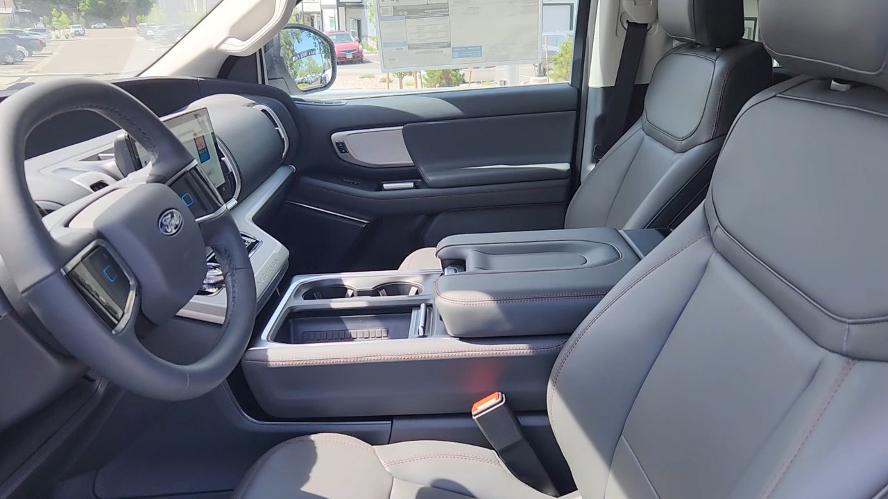 2025 Ford Expedition photo 17