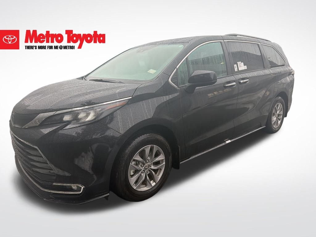 2024 Toyota Sienna XLE's photo