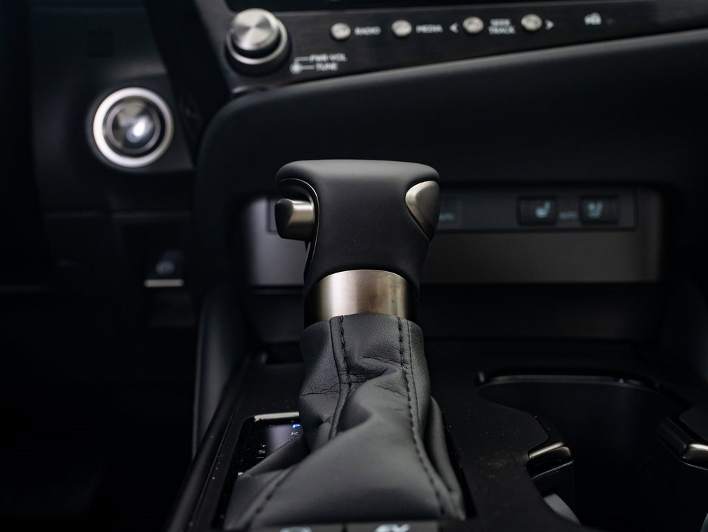2025 Lexus ES 300h photo 27