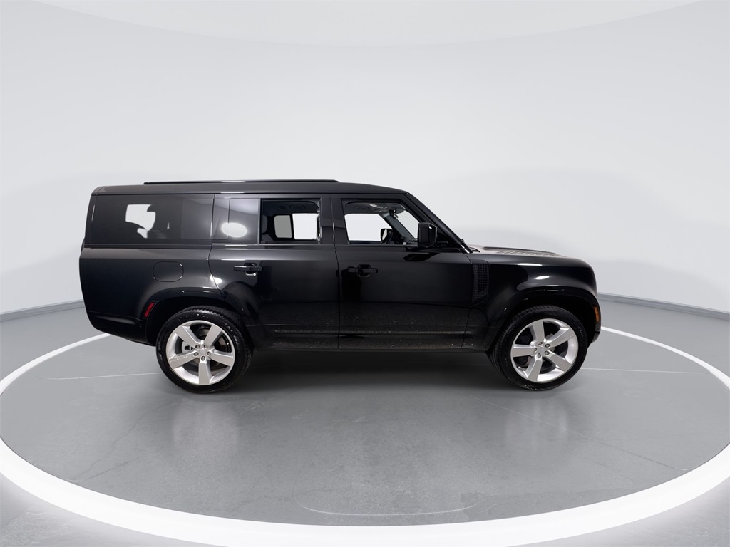 2025 Land Rover Defender 130 X-Dynamic SE photo 7