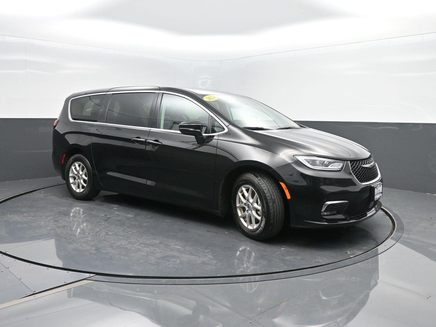 2024 Chrysler Pacifica Touring L photo 4