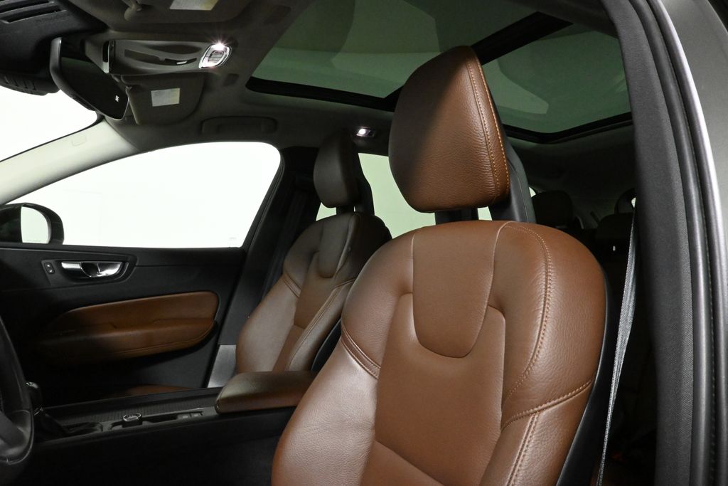 2018 Volvo XC60 T5 Momentum photo 16